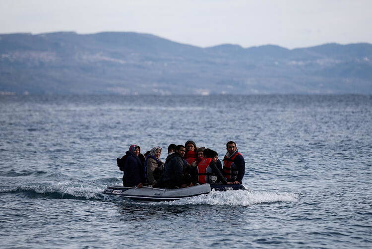 Kapılar açıldı! Göçmenler Yunanistan'a ulaştı... İşte ilk kareler