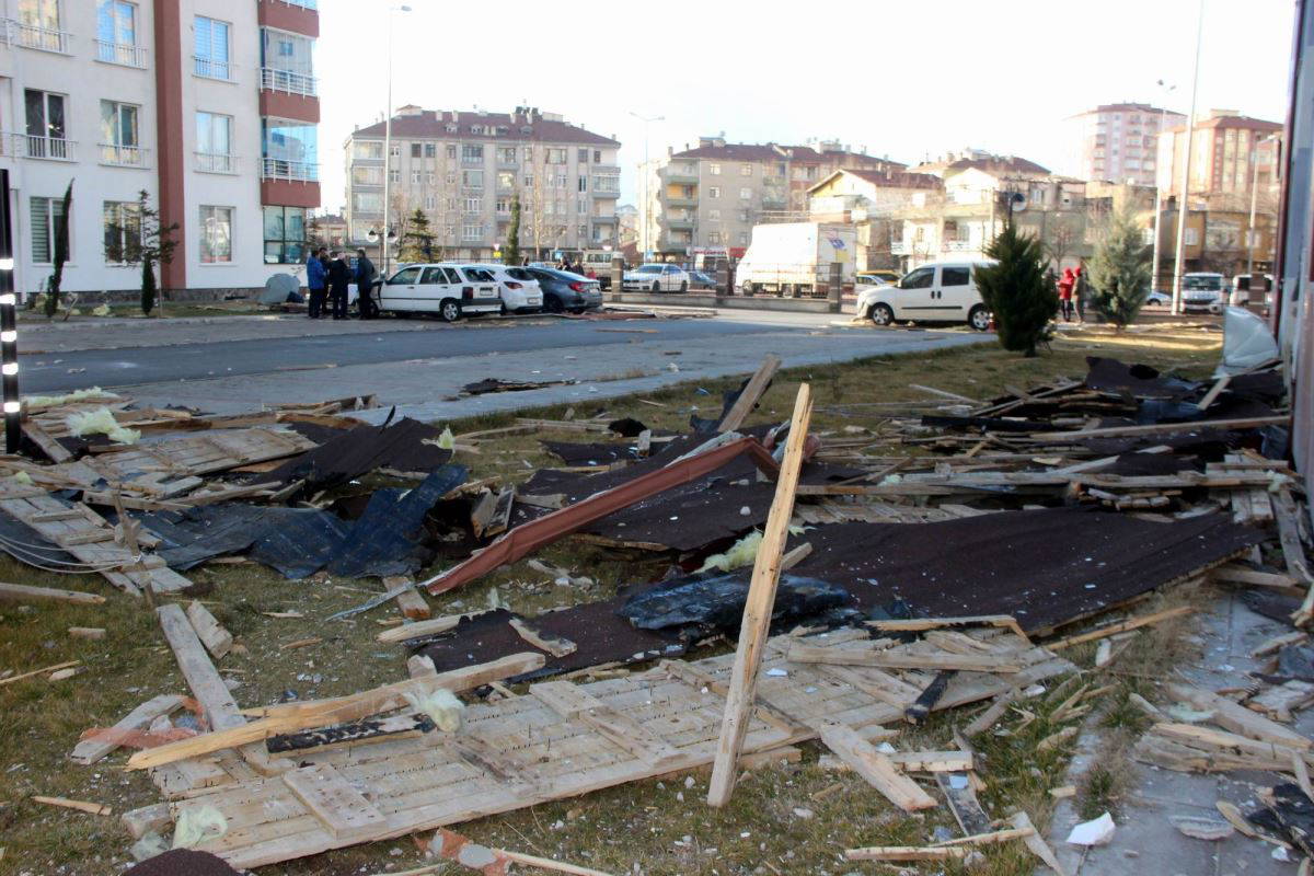 Kayseri'de çatılar uçtu, ağaçlar devrildi, okullar tatil edildi
