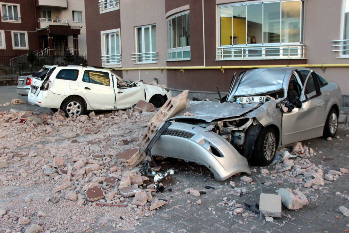 Kayseri'de çatılar uçtu, ağaçlar devrildi, okullar tatil edildi