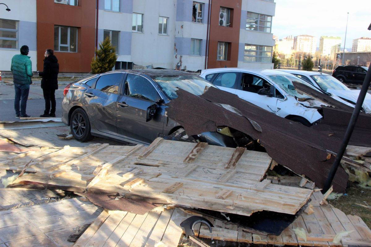 Kayseri'de çatılar uçtu, ağaçlar devrildi, okullar tatil edildi