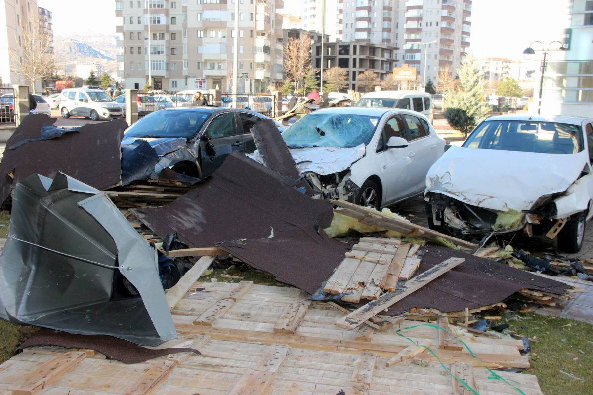 Kayseri'de çatılar uçtu, ağaçlar devrildi, okullar tatil edildi