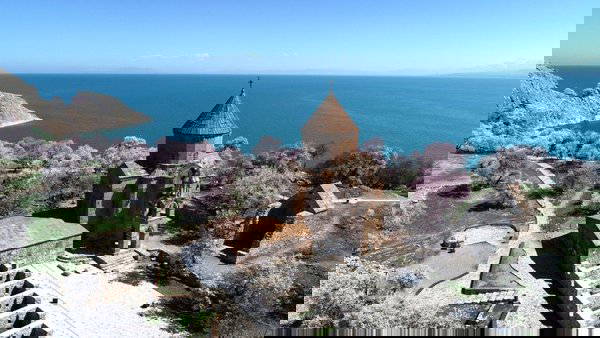 Akdamar Adası çiçek açan badem ağaçlarıyla büyülüyor