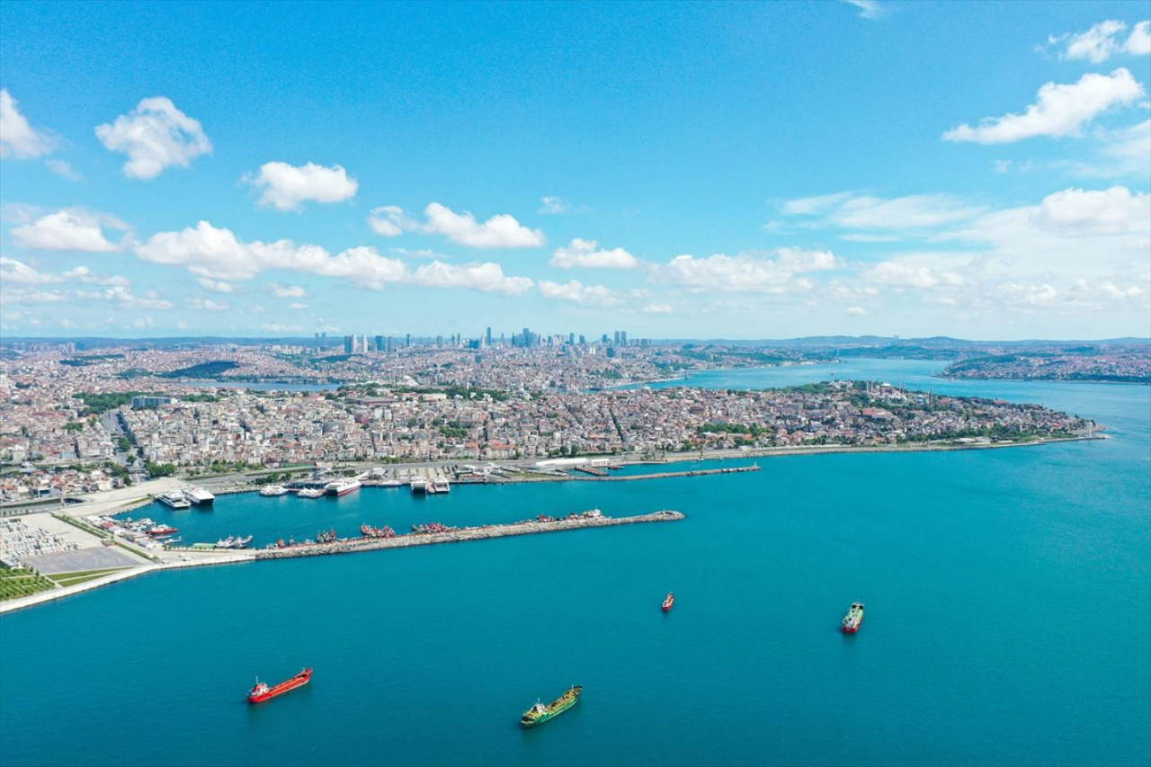 İstanbul Boğazı turkuaz renge büründü