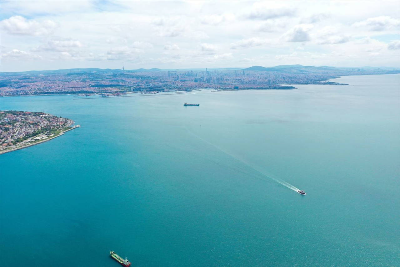 İstanbul Boğazı turkuaz renge büründü