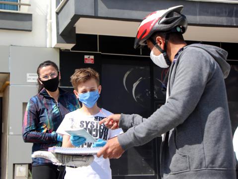 Bisikletiyle 17 öğrencisine her hafta hikaye kitabı dağıtıyor