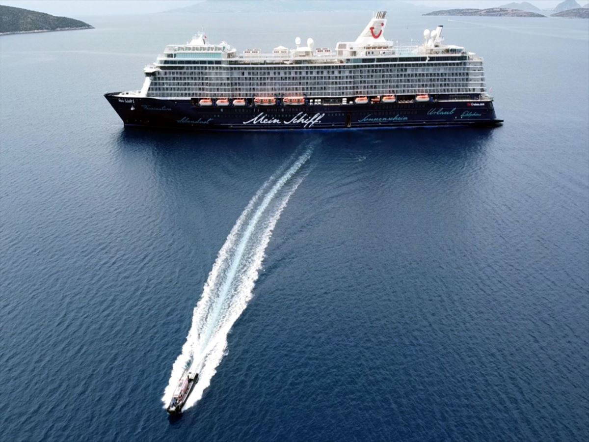 Dev kruvaziyerdeki 27 Türk personel Bodrum'da tahliye edildi