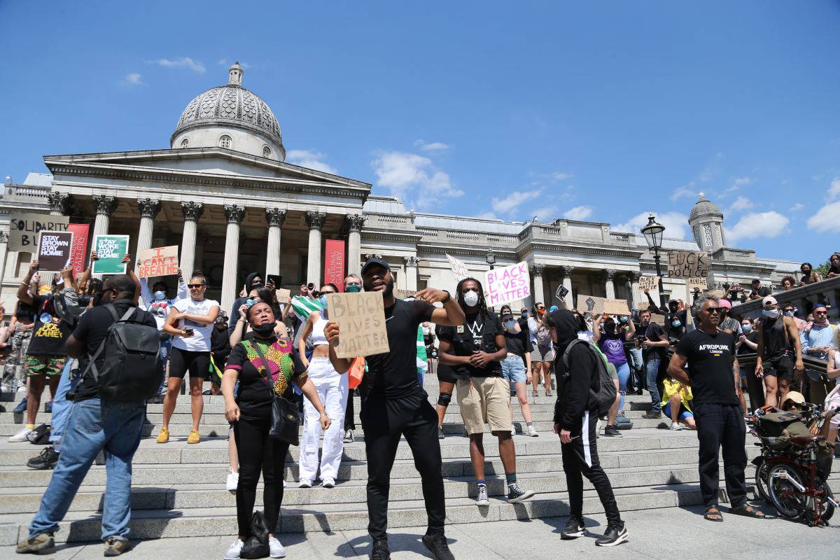 Londra’da binlerce kişi George Floyd için sokağa döküldü