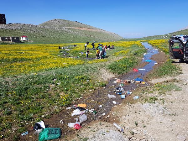 Doğa harikası yayla, çöplüğe döndü
