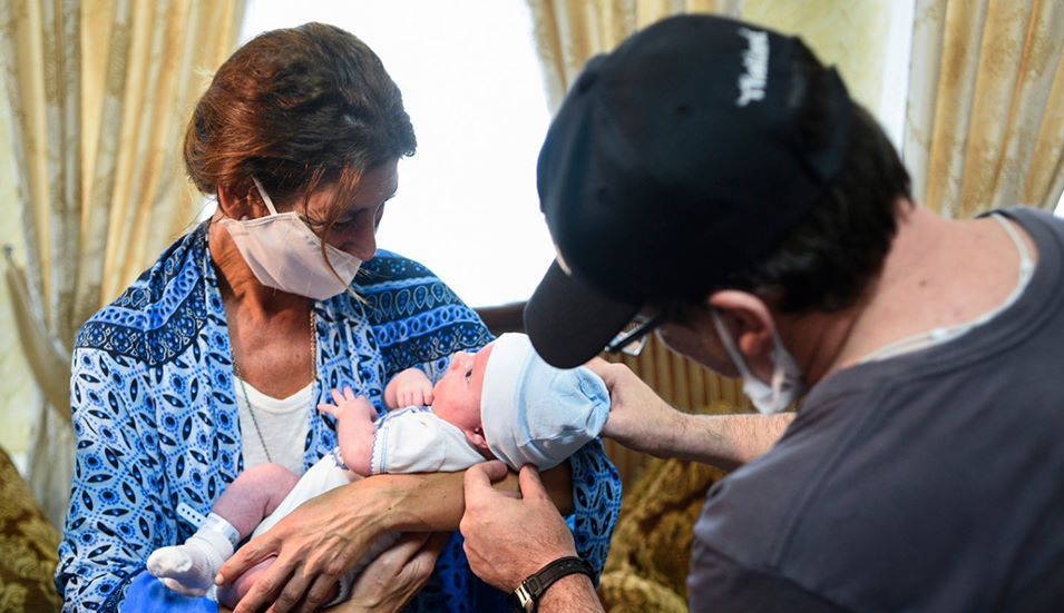 Ukrayna’da taşıyıcı annelerin doğurduğu bebeklerden 6’sı daha ailesine kavuştu