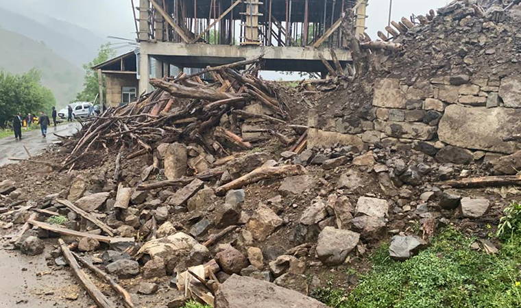 Bingöl'de depremin ardından yıkılan evler var