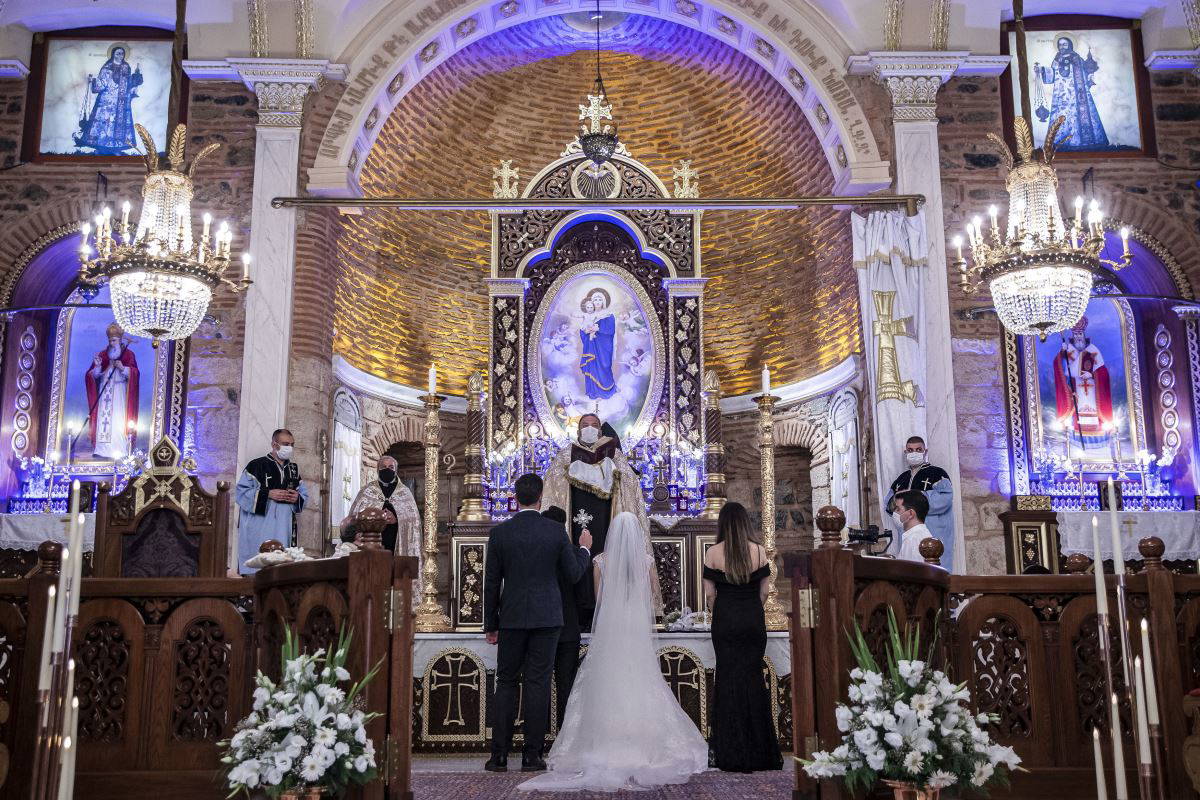 Sosyal mesafeli ve maskeli ilk kilise düğünü yapıldı