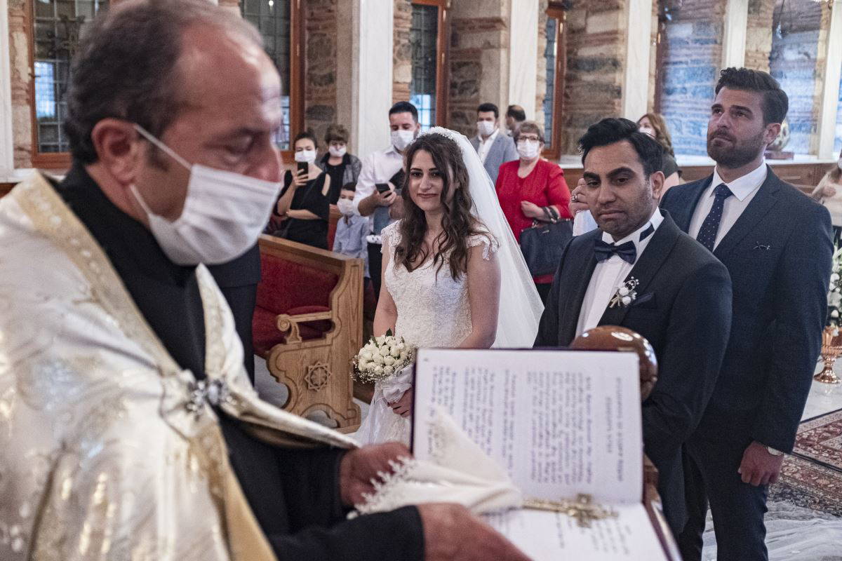 Sosyal mesafeli ve maskeli ilk kilise düğünü yapıldı