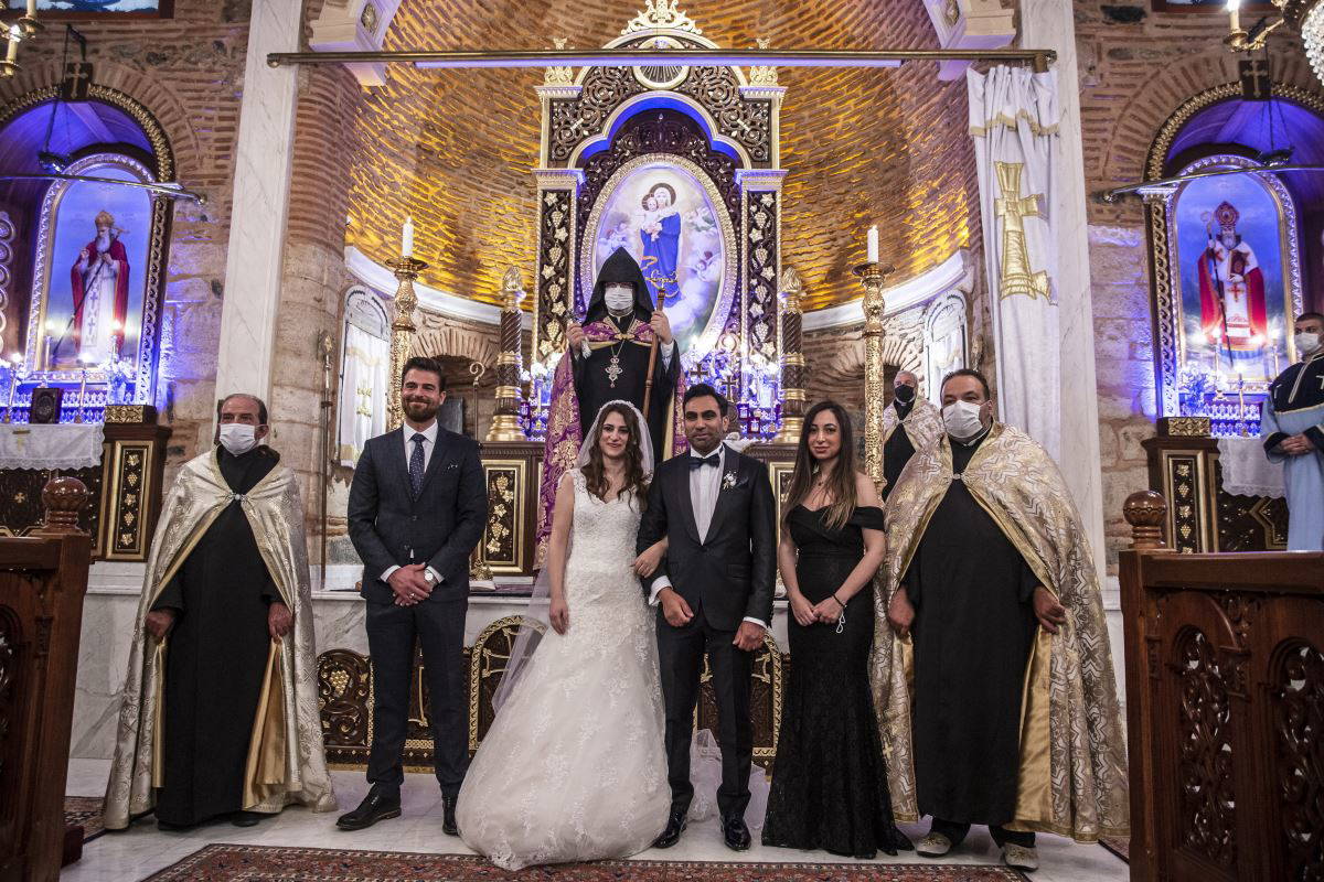 Sosyal mesafeli ve maskeli ilk kilise düğünü yapıldı