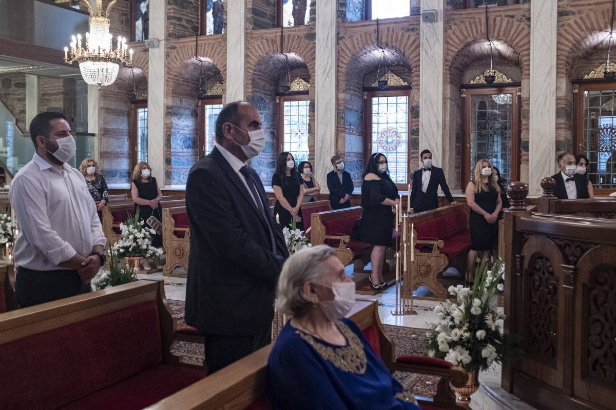 Sosyal mesafeli ve maskeli ilk kilise düğünü yapıldı