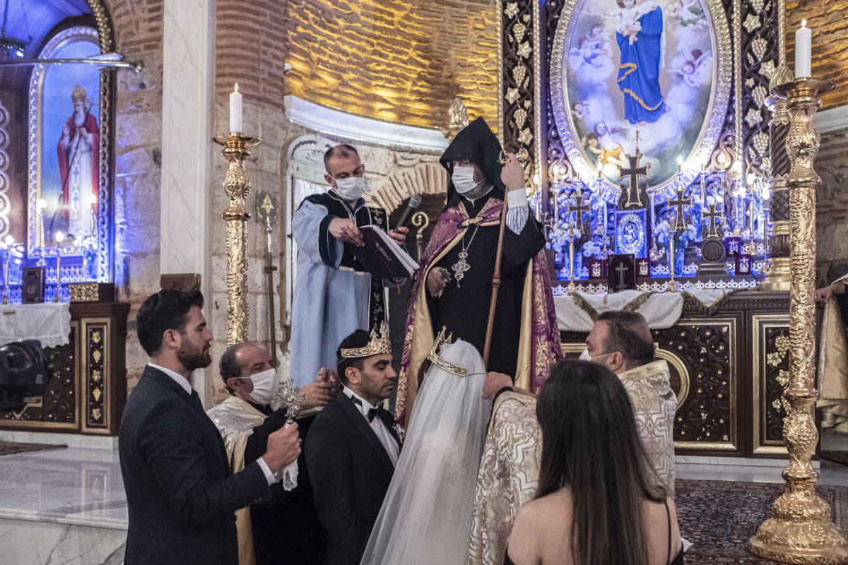 Sosyal mesafeli ve maskeli ilk kilise düğünü yapıldı