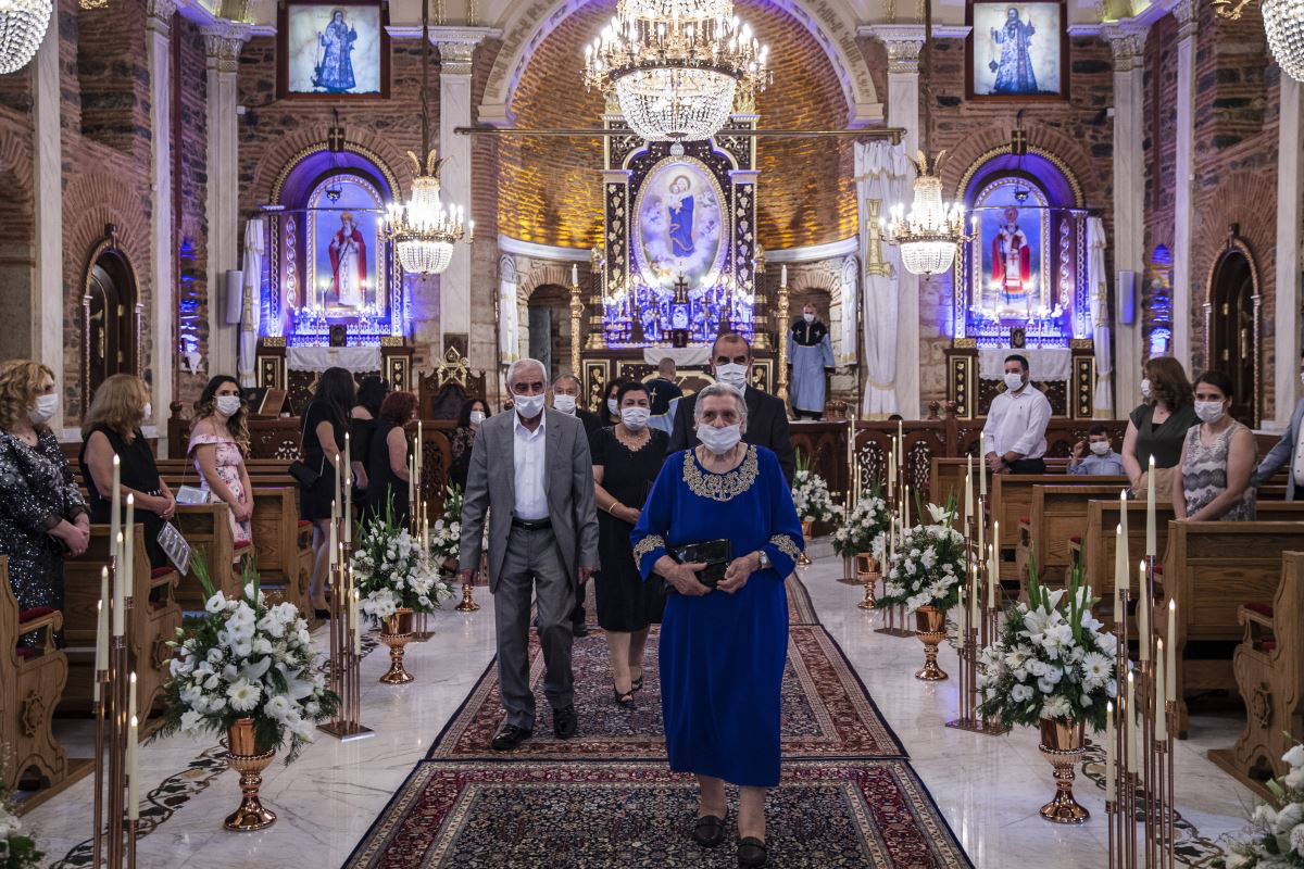 Sosyal mesafeli ve maskeli ilk kilise düğünü yapıldı