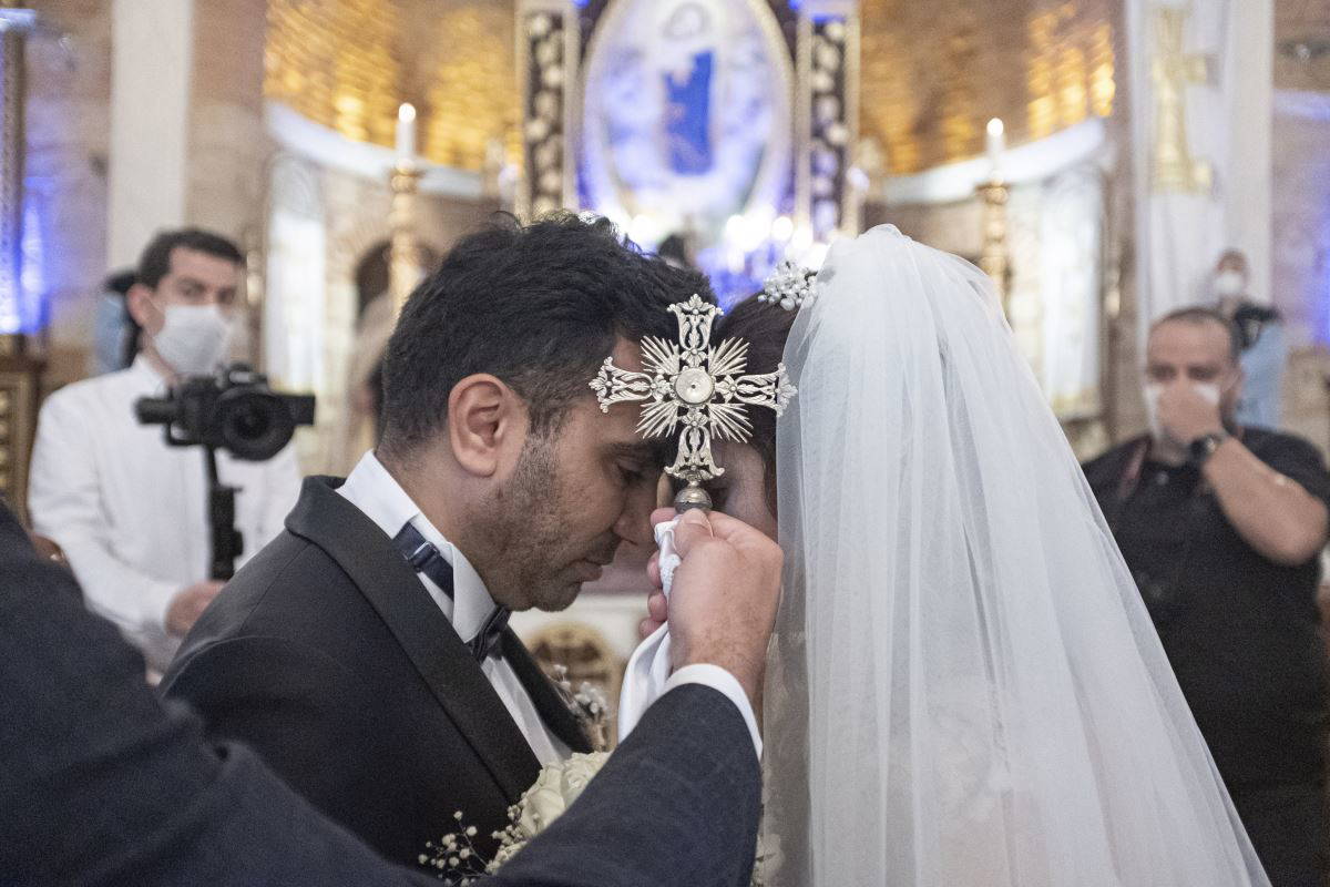 Sosyal mesafeli ve maskeli ilk kilise düğünü yapıldı