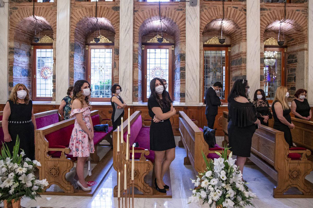 Sosyal mesafeli ve maskeli ilk kilise düğünü yapıldı