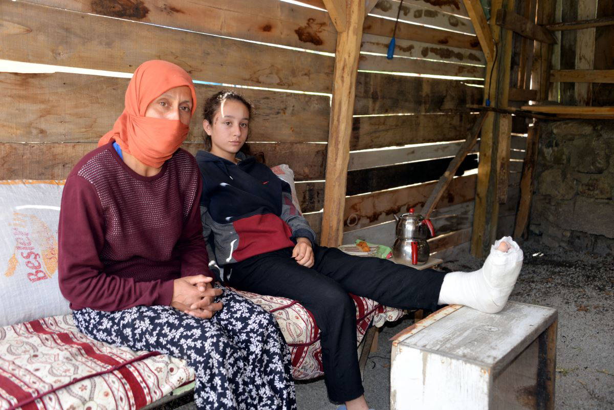 Depremde  taş yığını altında yaşam mücadelesi verdiler