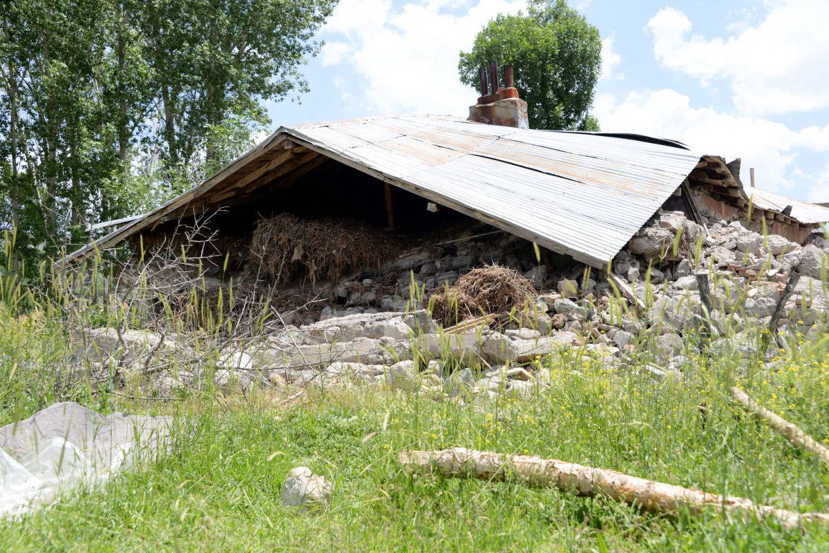 Depremde  taş yığını altında yaşam mücadelesi verdiler