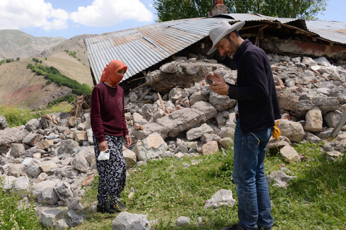Depremde  taş yığını altında yaşam mücadelesi verdiler