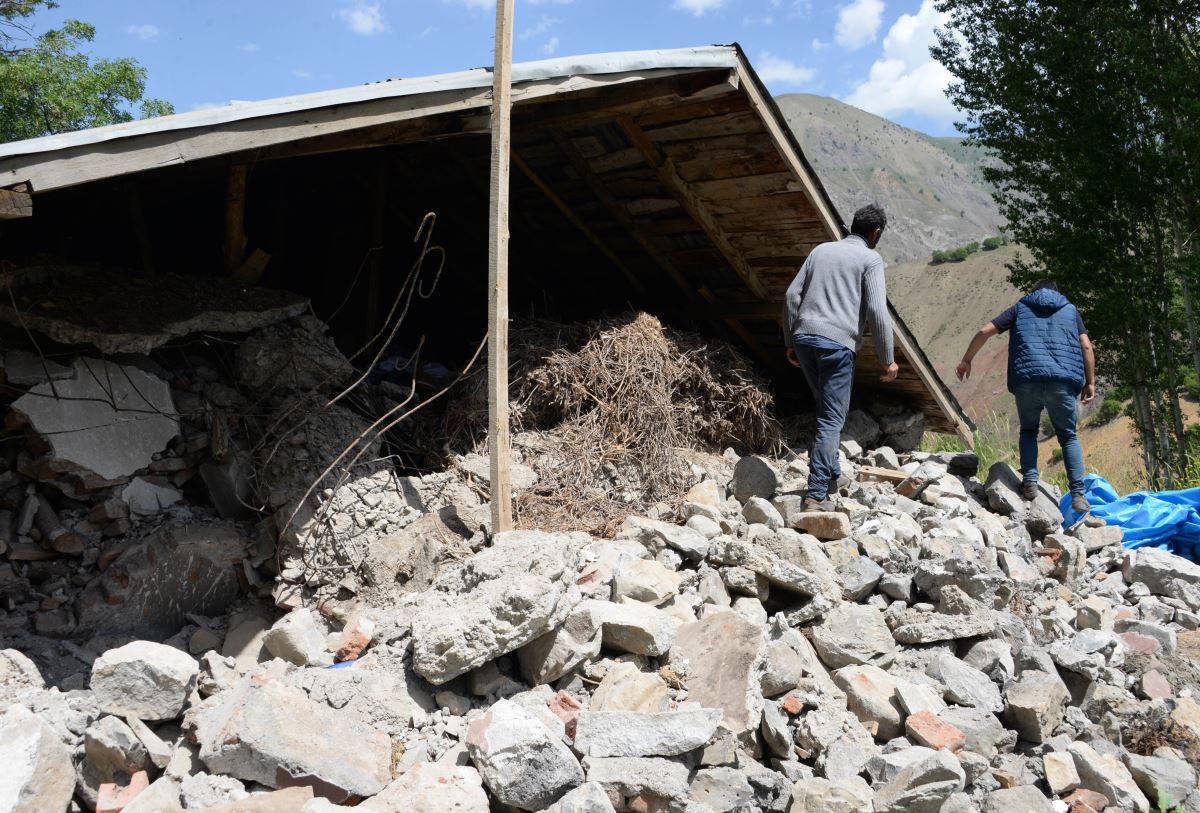 Depremde  taş yığını altında yaşam mücadelesi verdiler