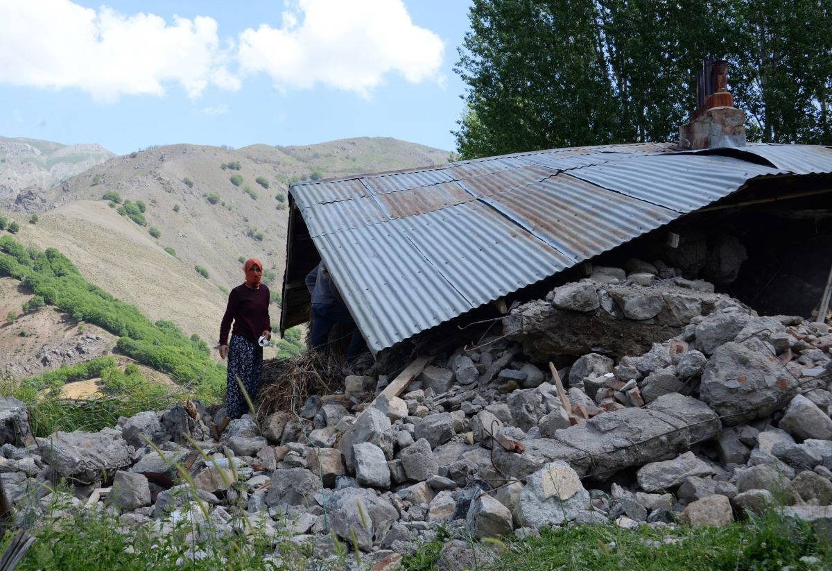 Depremde  taş yığını altında yaşam mücadelesi verdiler