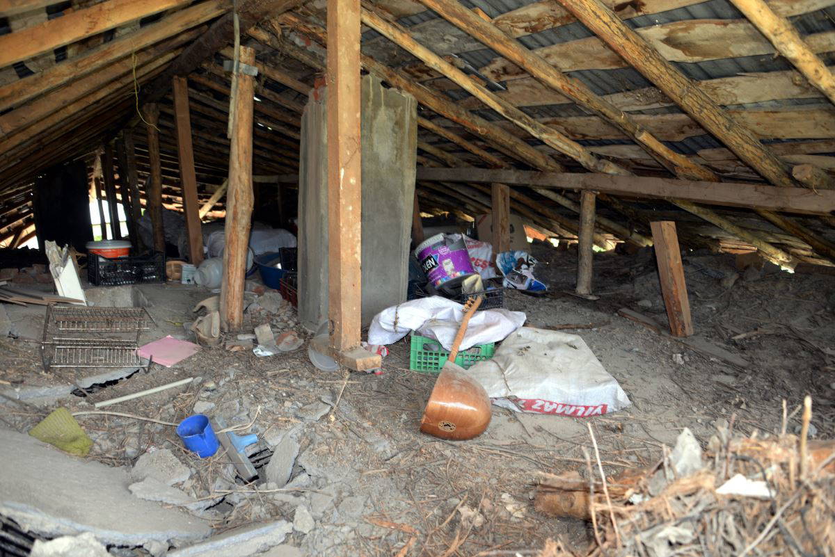 Depremde  taş yığını altında yaşam mücadelesi verdiler