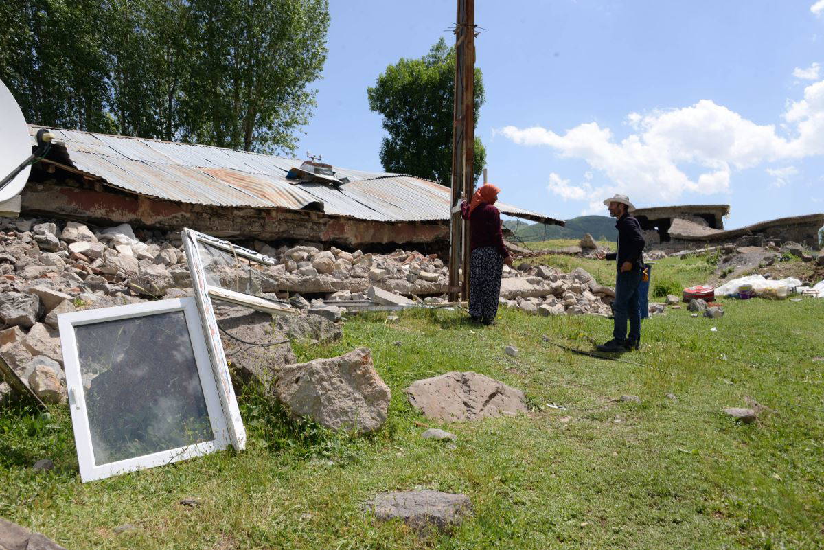 Depremde  taş yığını altında yaşam mücadelesi verdiler