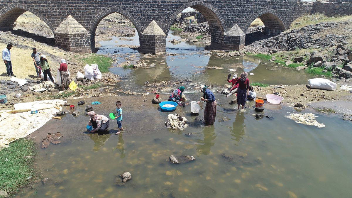 Güneydoğu dereleri, yün yıkayan kadınlarla renklendi