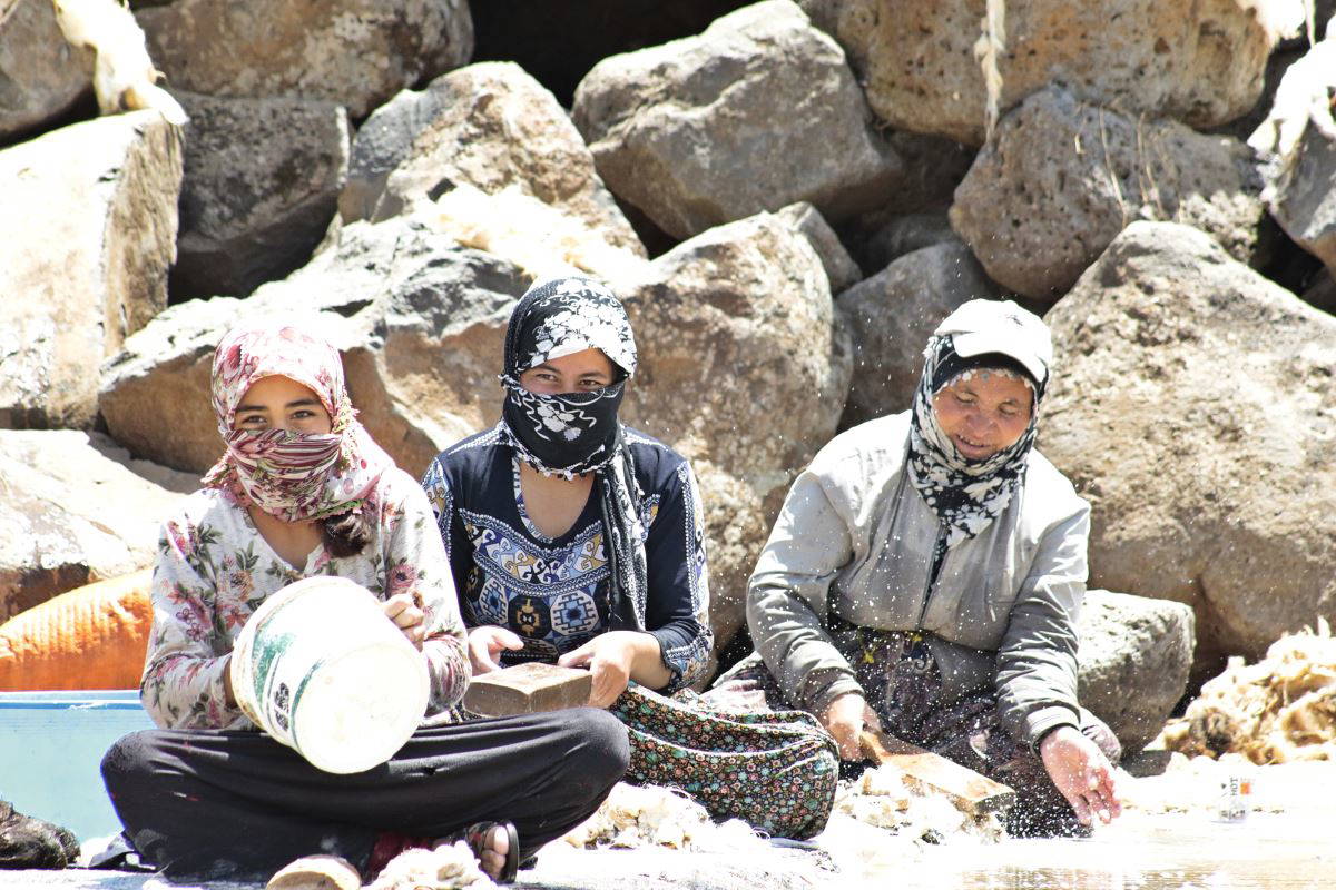 Güneydoğu dereleri, yün yıkayan kadınlarla renklendi