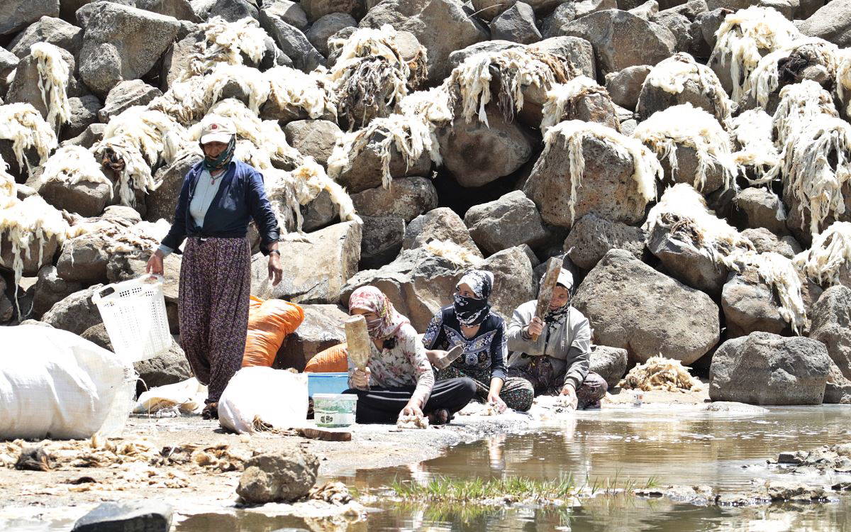 Güneydoğu dereleri, yün yıkayan kadınlarla renklendi
