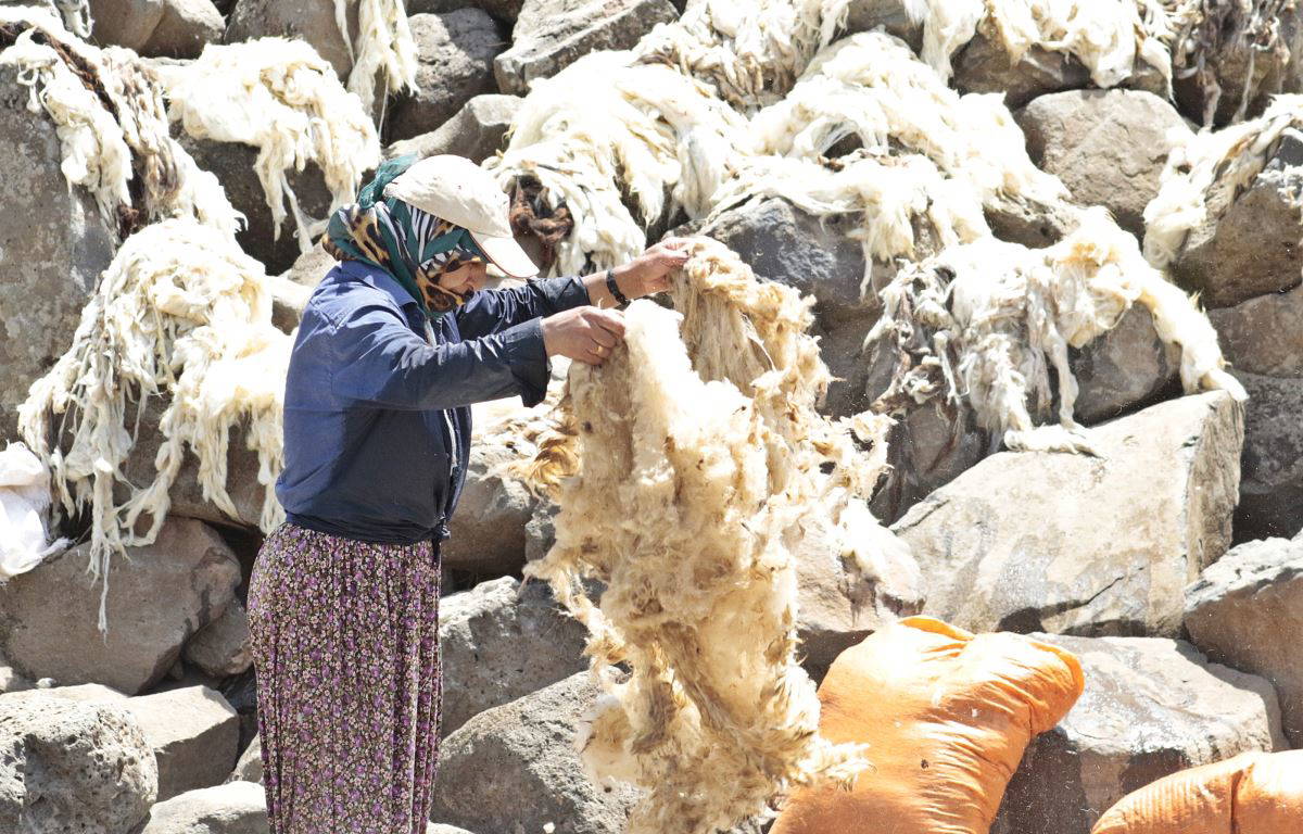 Güneydoğu dereleri, yün yıkayan kadınlarla renklendi