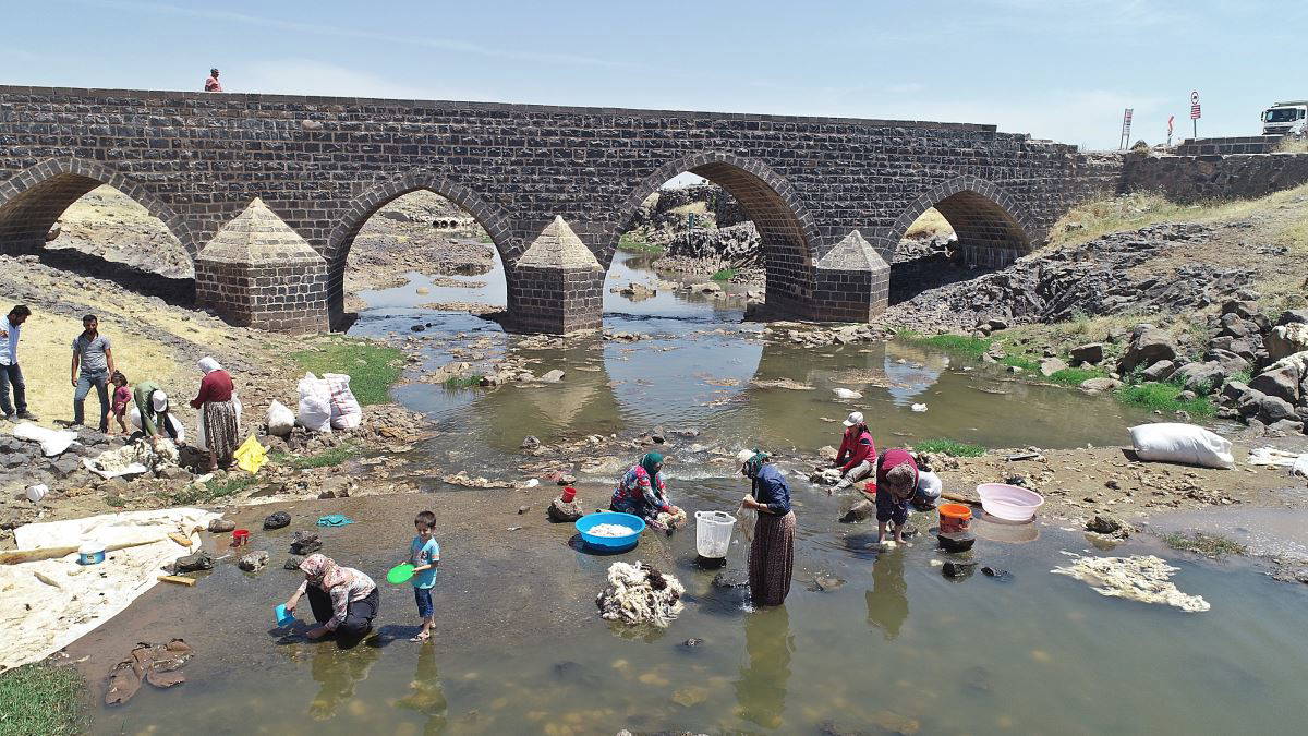 Güneydoğu dereleri, yün yıkayan kadınlarla renklendi
