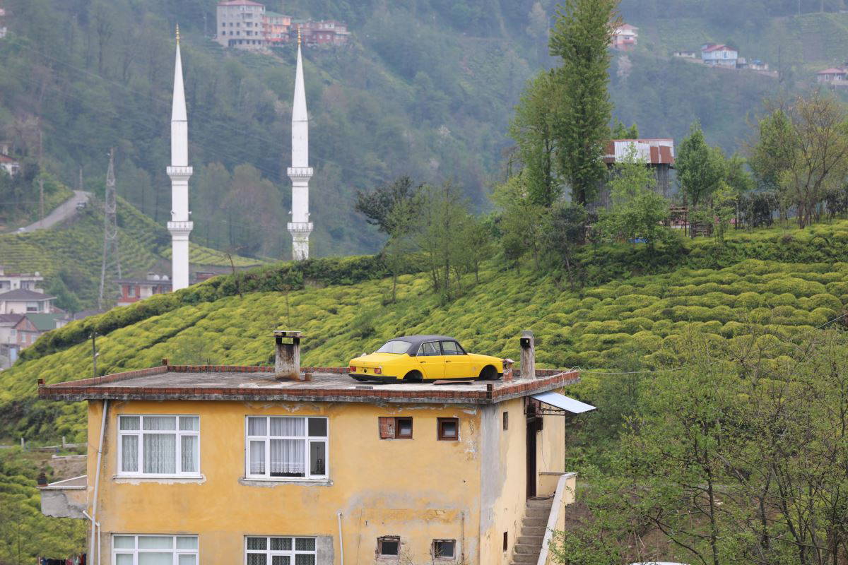 Satmaya kıyamadı çatıya koydu