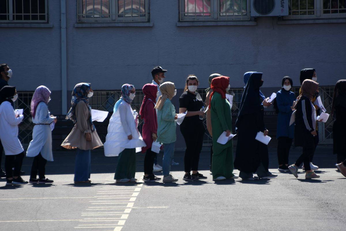 YKS'de veliler sosyal mesafeyi unuttu