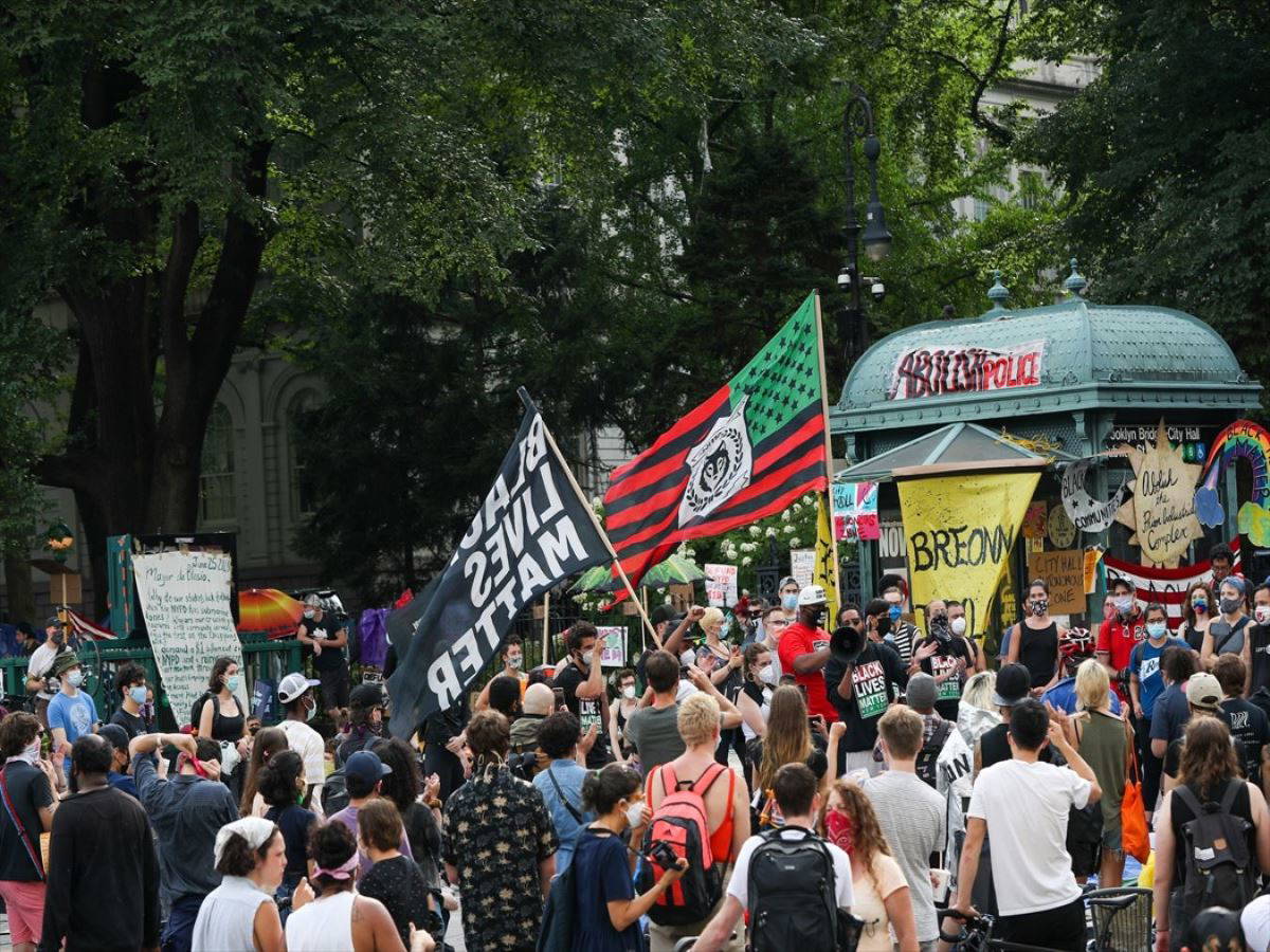 New York belediye binası önündeki