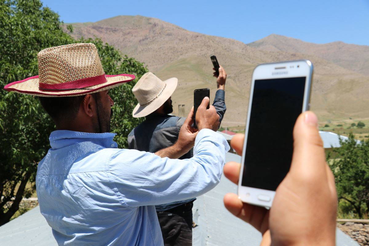 Van’ın Gevaş ilçesine  yurttaşların iletişim sıkıntısı sürüyor