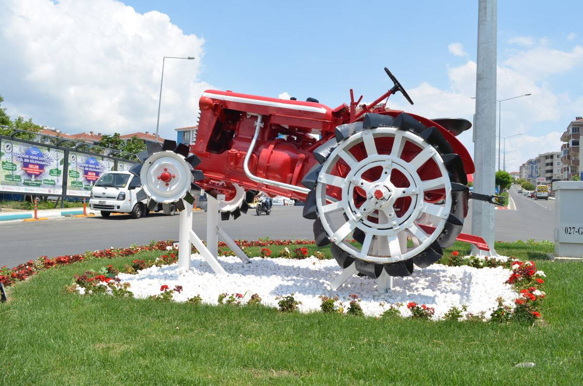 Tekirdağ’ın Süleymanpaşa ilçesinde  asırlık antika traktörler meydanlara süs oldu