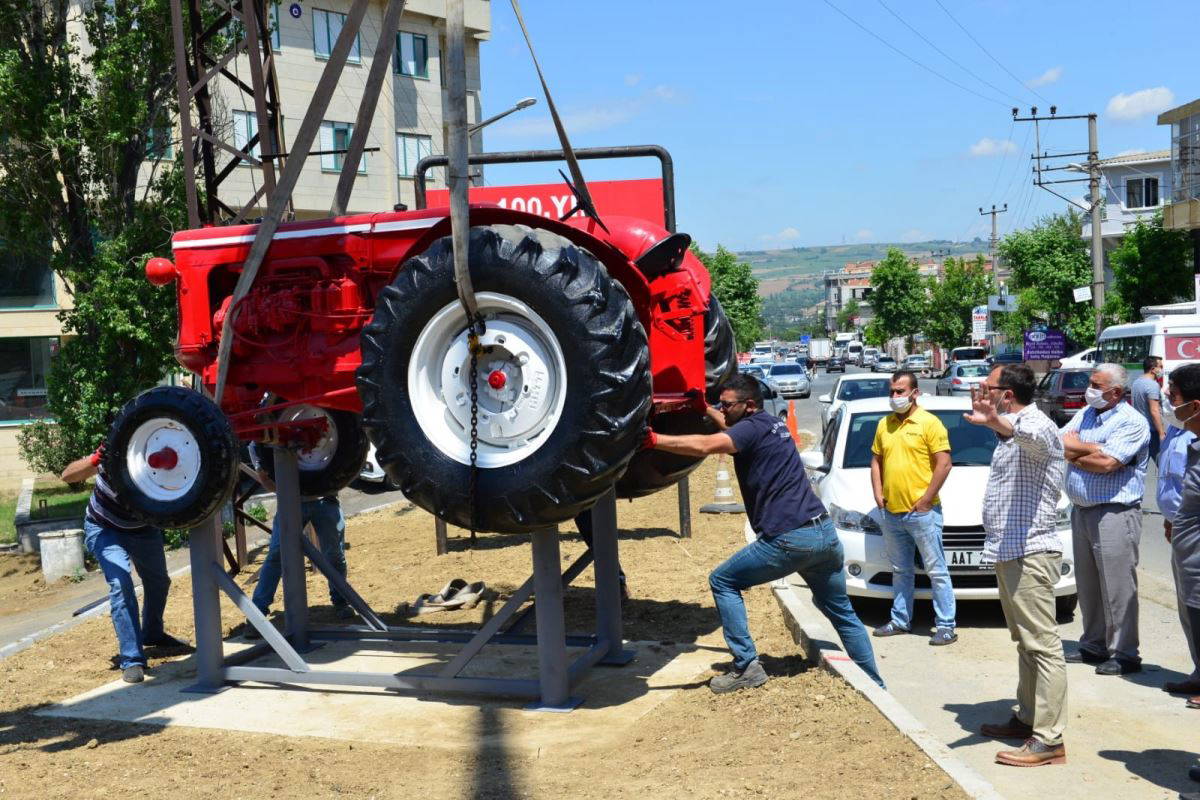 Tekirdağ’ın Süleymanpaşa ilçesinde  asırlık antika traktörler meydanlara süs oldu