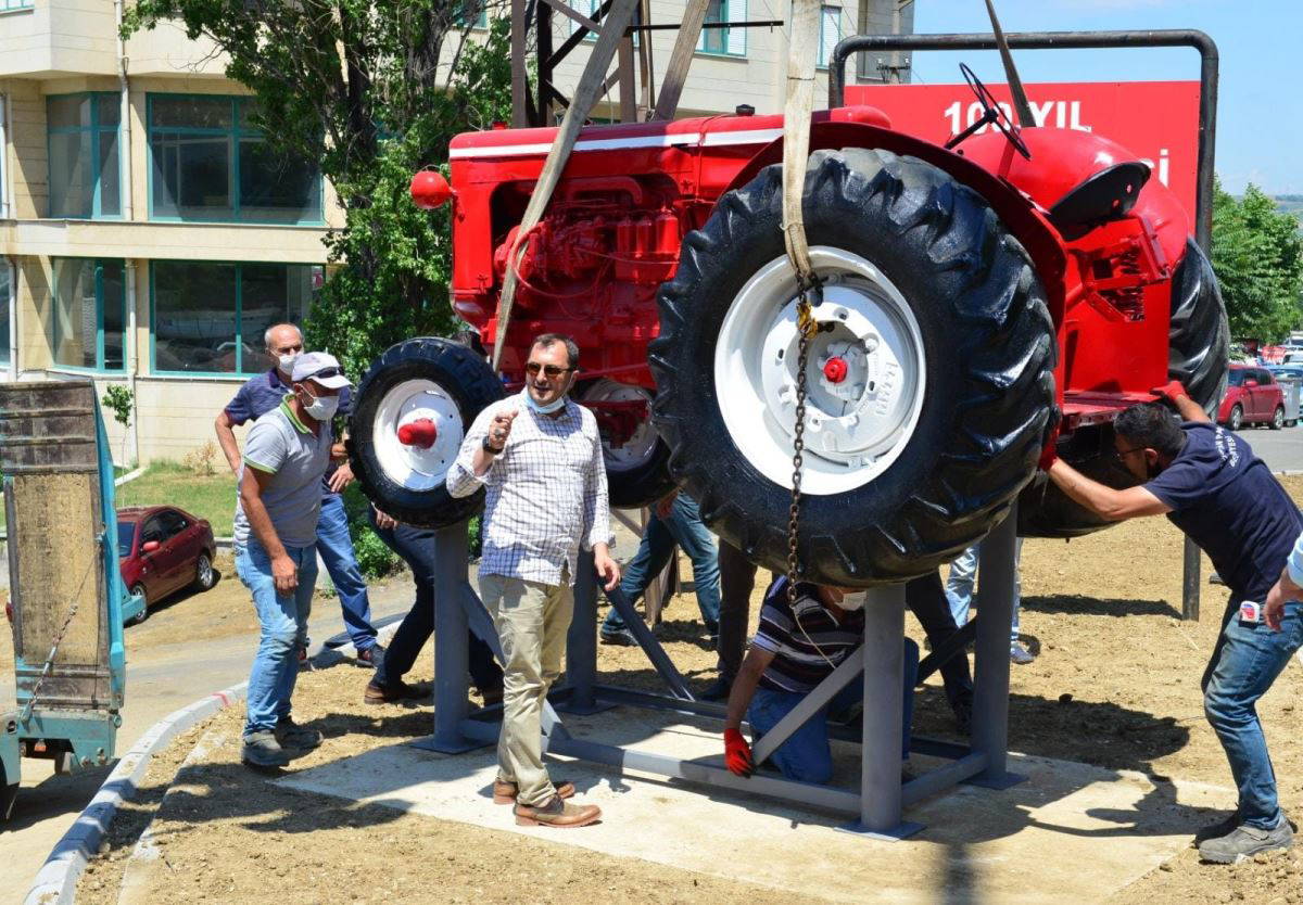 Tekirdağ’ın Süleymanpaşa ilçesinde  asırlık antika traktörler meydanlara süs oldu