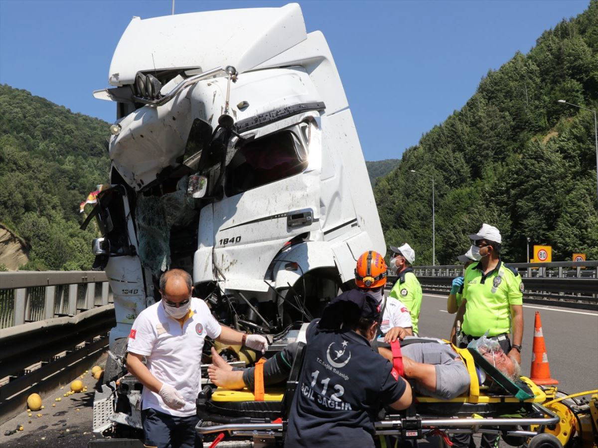 Kaza yapan TIR'da sıkışan sürücüyü itfaiye ekipleri kurtardı