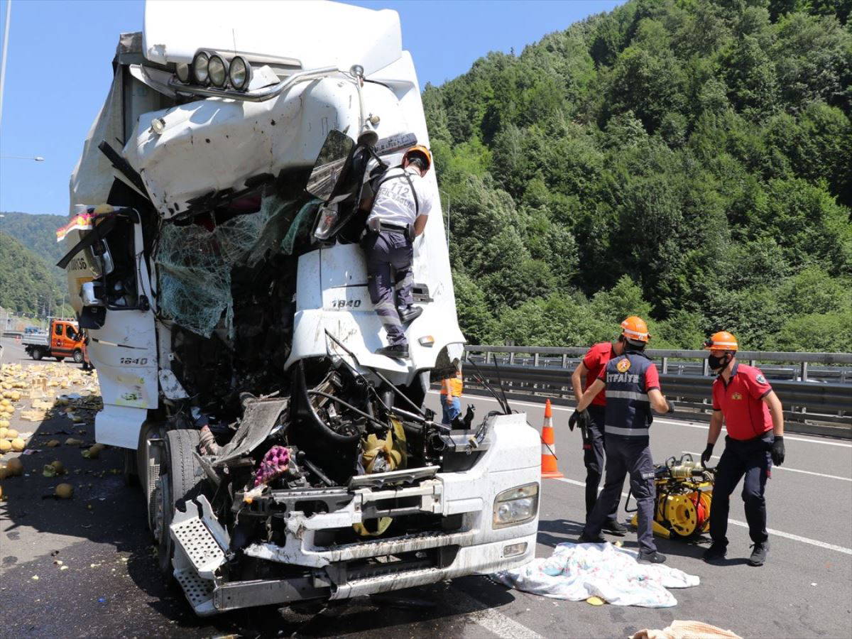 Kaza yapan TIR'da sıkışan sürücüyü itfaiye ekipleri kurtardı