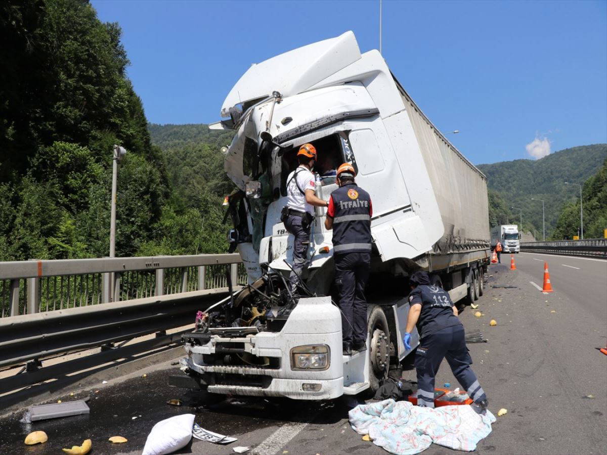 Kaza yapan TIR'da sıkışan sürücüyü itfaiye ekipleri kurtardı