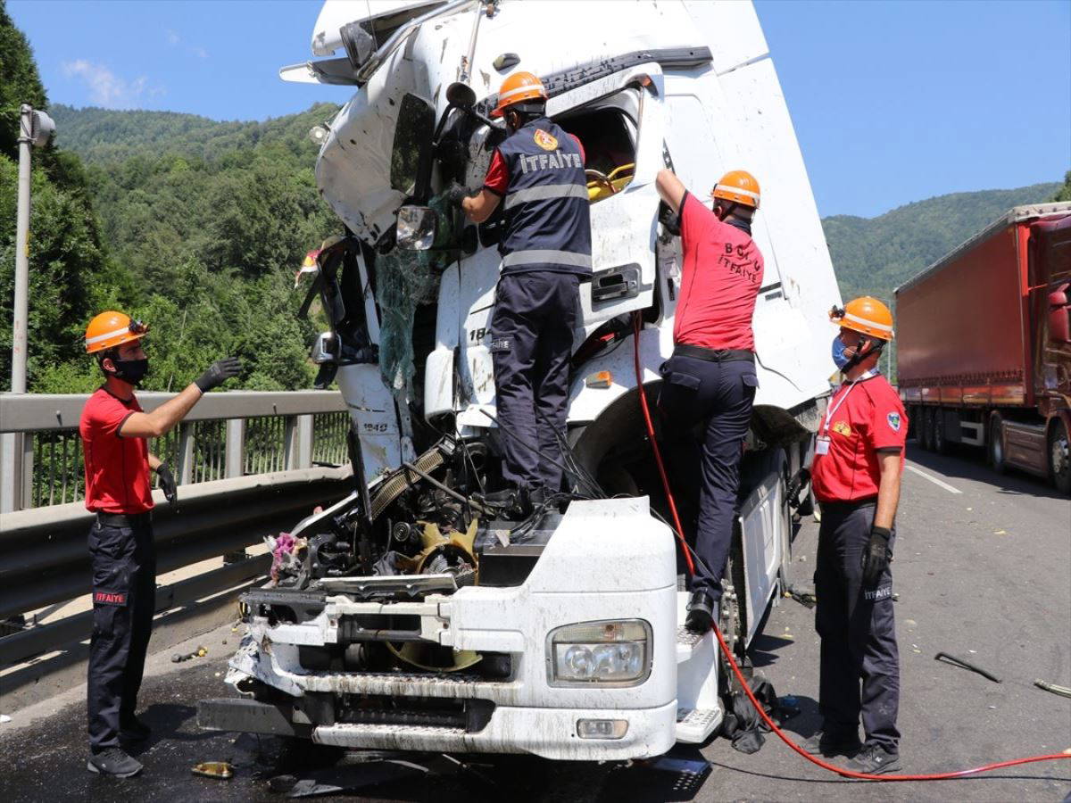 Kaza yapan TIR'da sıkışan sürücüyü itfaiye ekipleri kurtardı