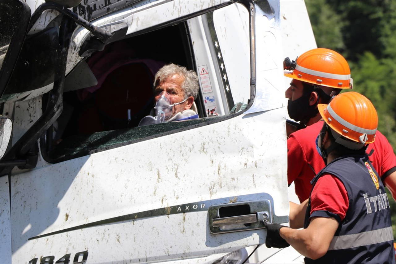 Kaza yapan TIR'da sıkışan sürücüyü itfaiye ekipleri kurtardı