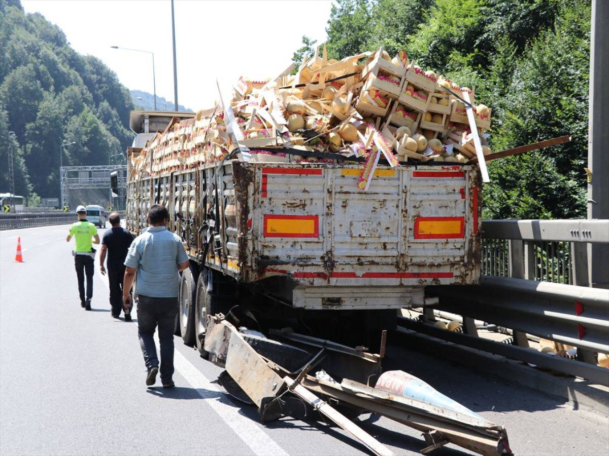 Kaza yapan TIR'da sıkışan sürücüyü itfaiye ekipleri kurtardı