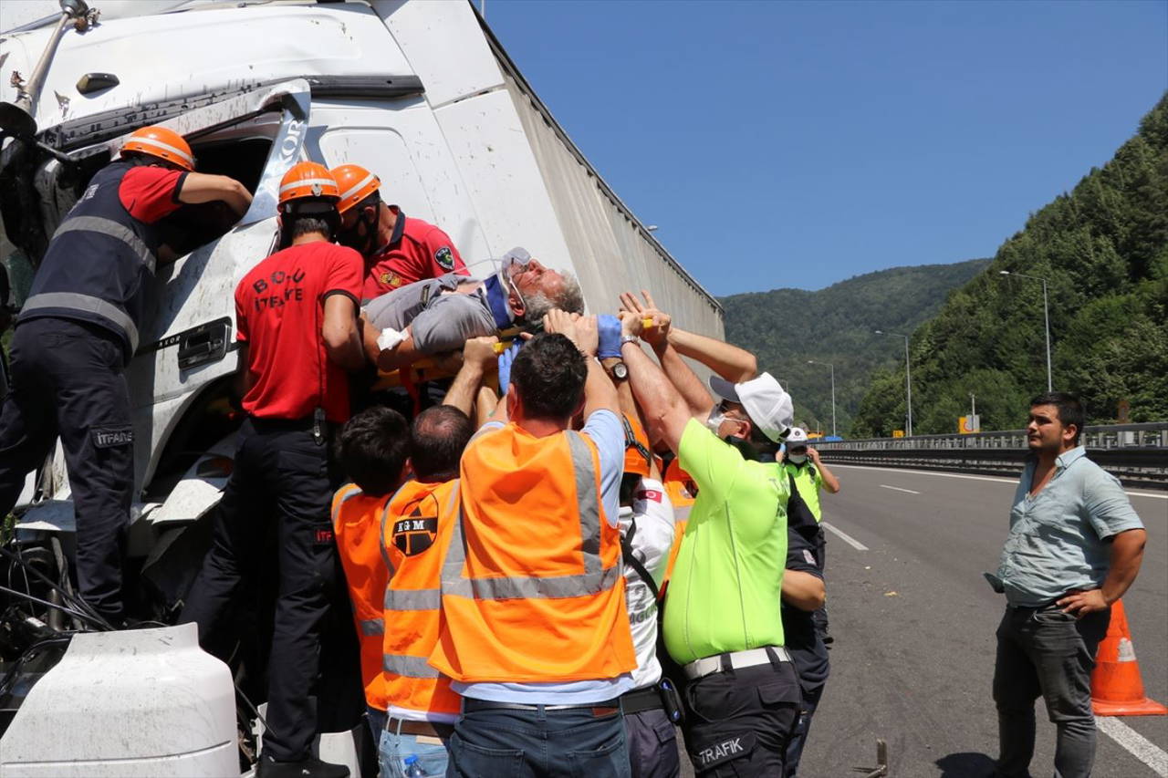 Kaza yapan TIR'da sıkışan sürücüyü itfaiye ekipleri kurtardı