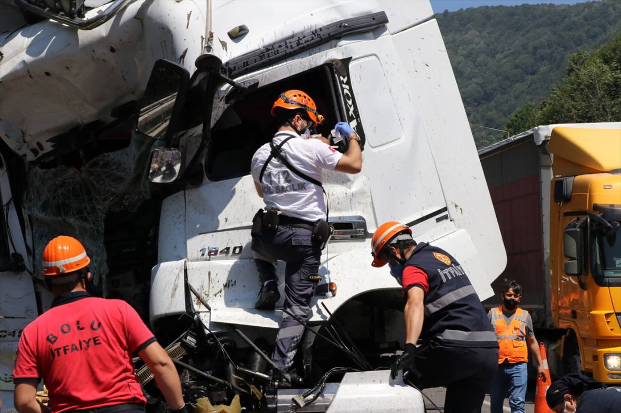 Kaza yapan TIR'da sıkışan sürücüyü itfaiye ekipleri kurtardı