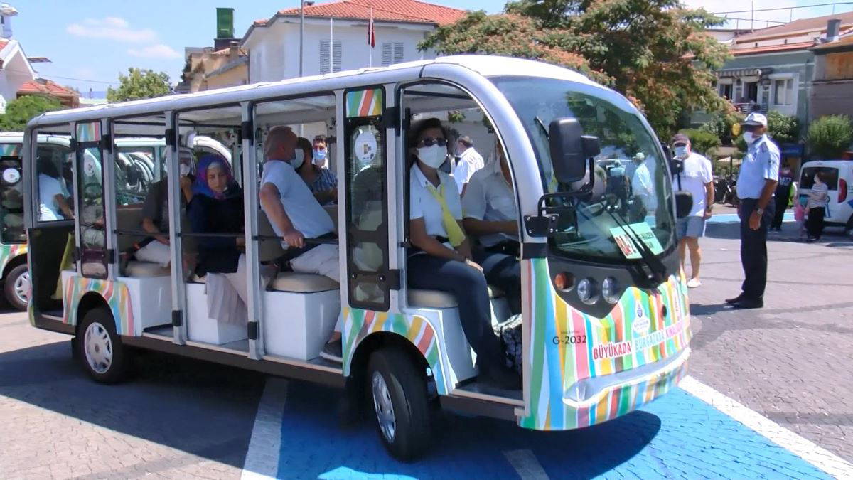 Büyükada'da elektrikli araçlar seferlerine başladı
